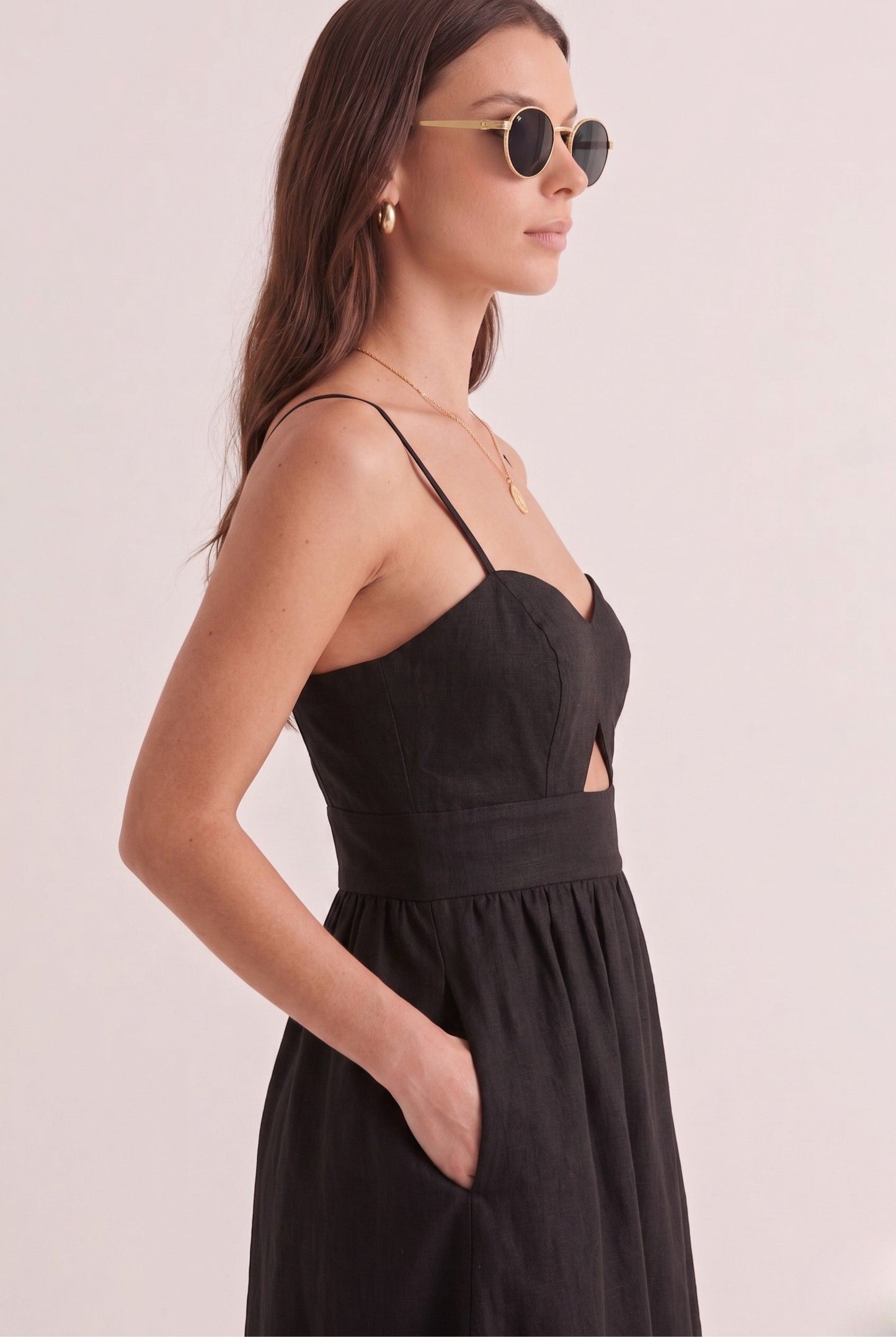 Robe Longue Noire Élégante à Fines Bretelles et Dos Smocké
