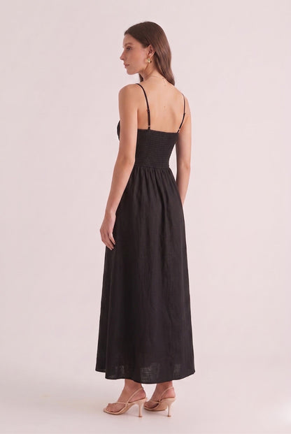 Robe Longue Noire Élégante à Fines Bretelles et Dos Smocké