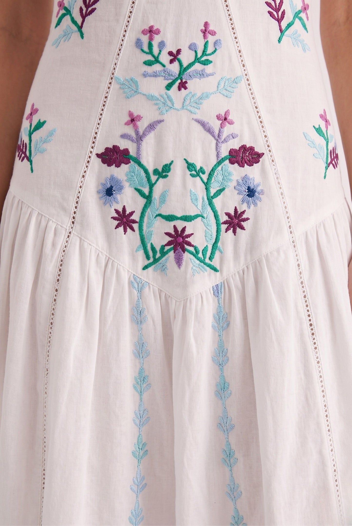 Robe Longue Blanche Bohème à Broderies Florales