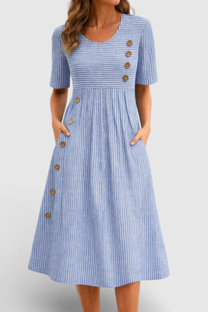 Lina – Robe avec détails de boutons