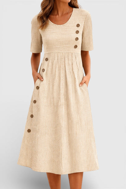 Lina – Robe avec détails de boutons