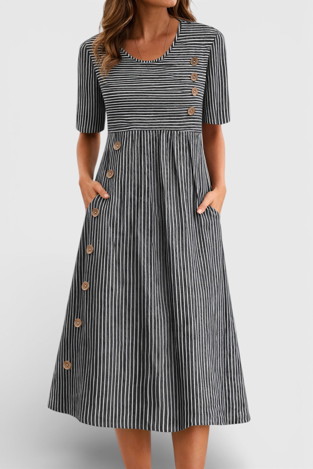 Lina – Robe avec détails de boutons