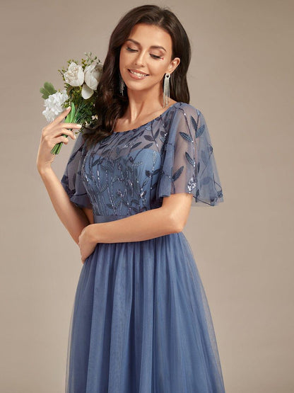 Robe longue de cérémonie à manches courtes avec broderie