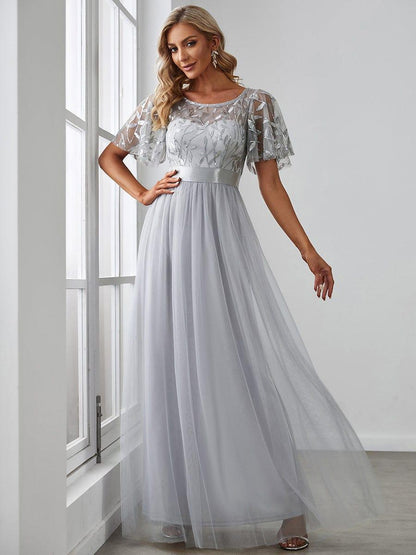 Robe longue de cérémonie à manches courtes avec broderie