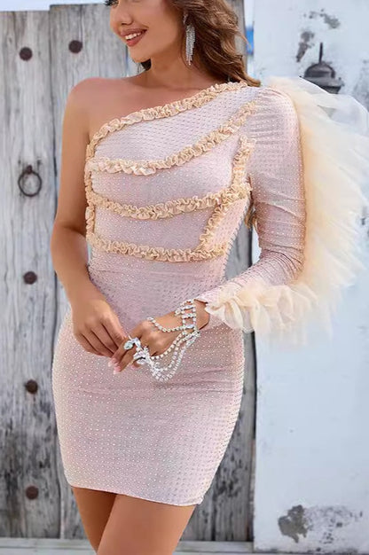 Robe de Cocktail Brodée à Épaule Dégagée avec Bracelet en Diamants