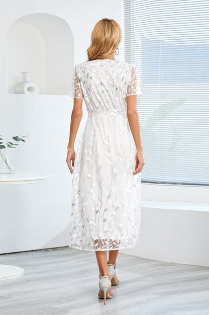 Robe Brodée de Feuilles à Sequins avec Décolleté Lié