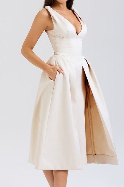 Robe Midi Satinée à Décolleté V Profond et Taille Cintrée