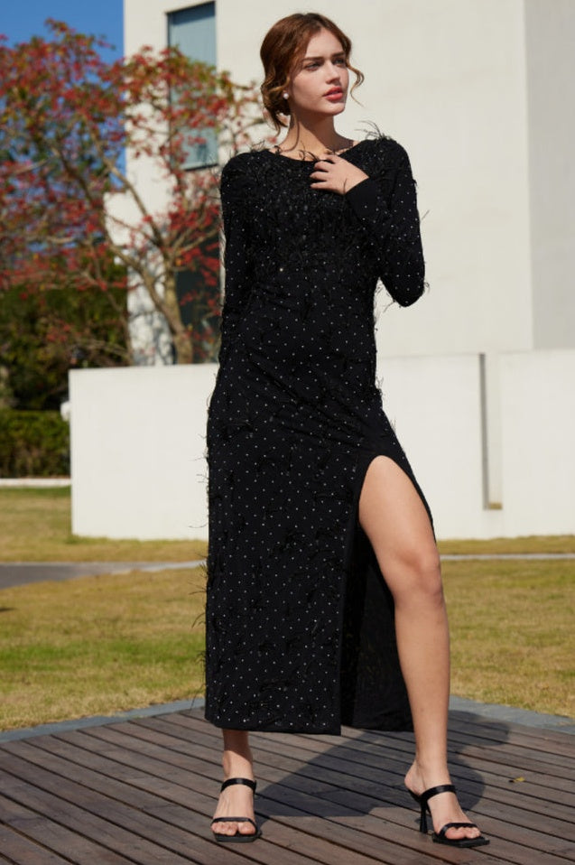Robe Maxi Évasée avec Fente et Finition en Plume Synthétique Brodée de Strass