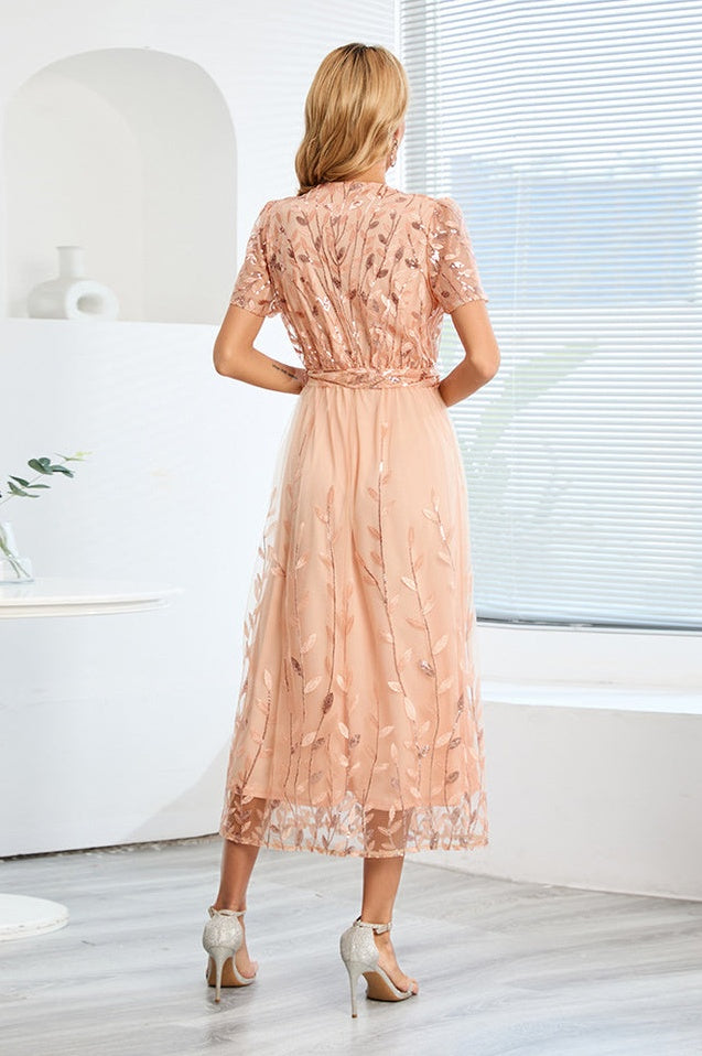 Robe Brodée de Feuilles à Sequins avec Décolleté Lié