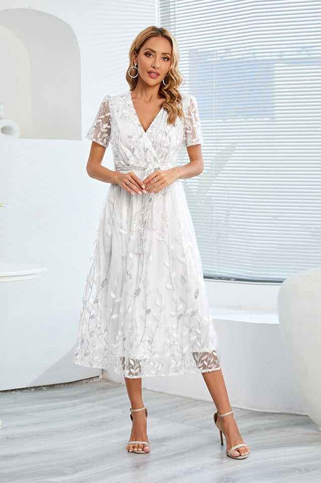 Robe Brodée de Feuilles à Sequins avec Décolleté Lié