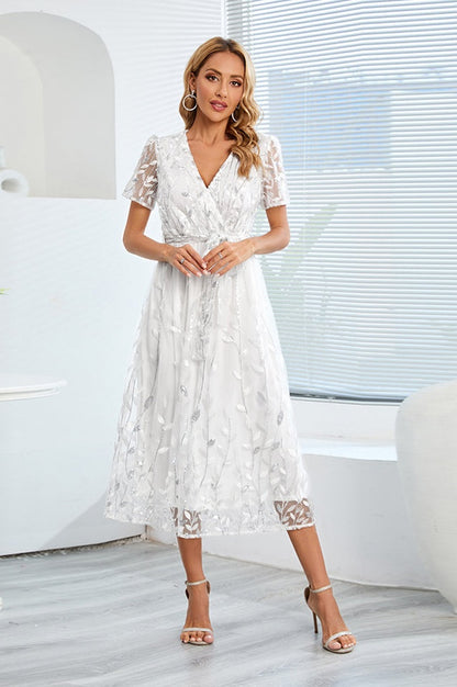 Robe Brodée de Feuilles à Sequins avec Décolleté Lié