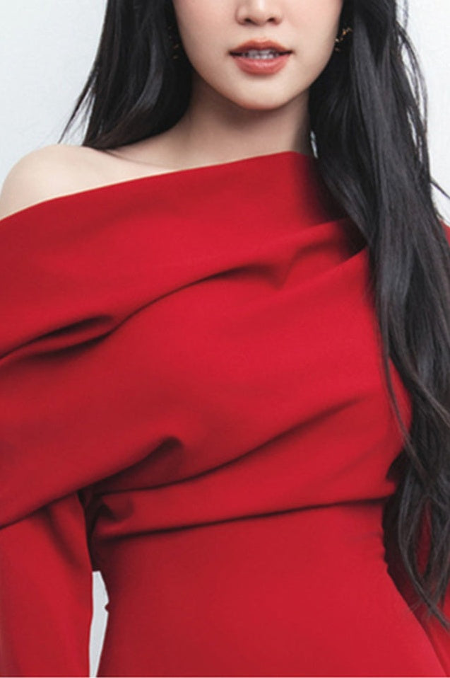 Robe Rouge Brodée à Pliures et Découpe Fendue