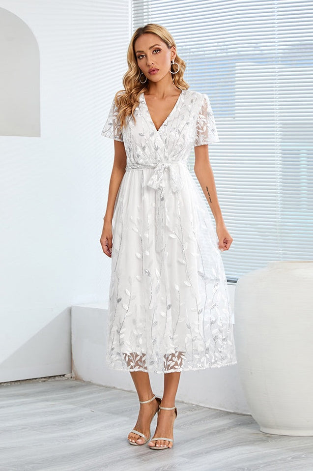 Robe Brodée de Feuilles à Sequins avec Décolleté Lié