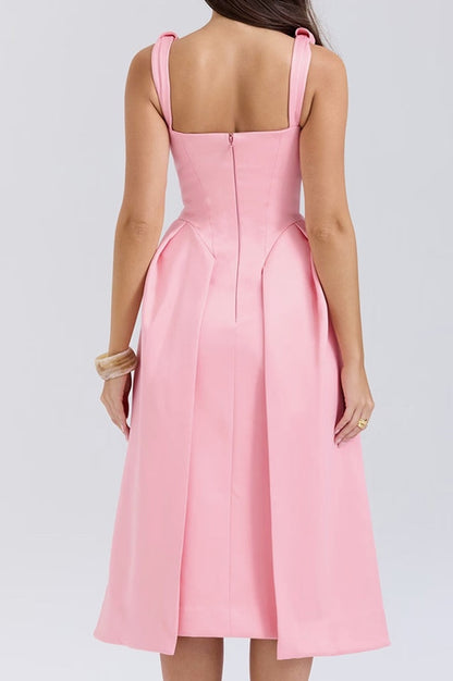 Robe Midi Satinée à Décolleté V Profond et Taille Cintrée