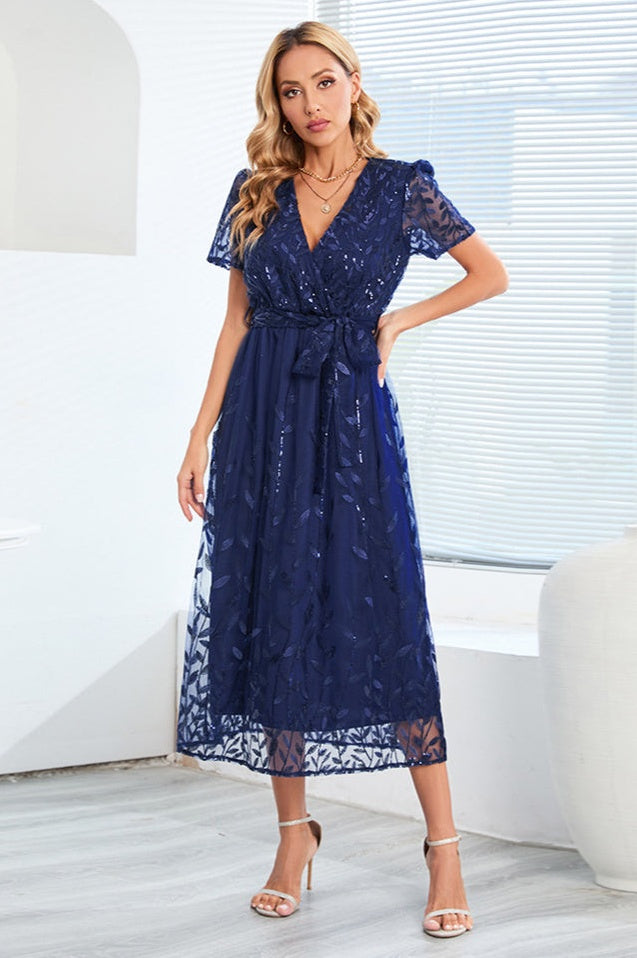 Robe Brodée de Feuilles à Sequins avec Décolleté Lié
