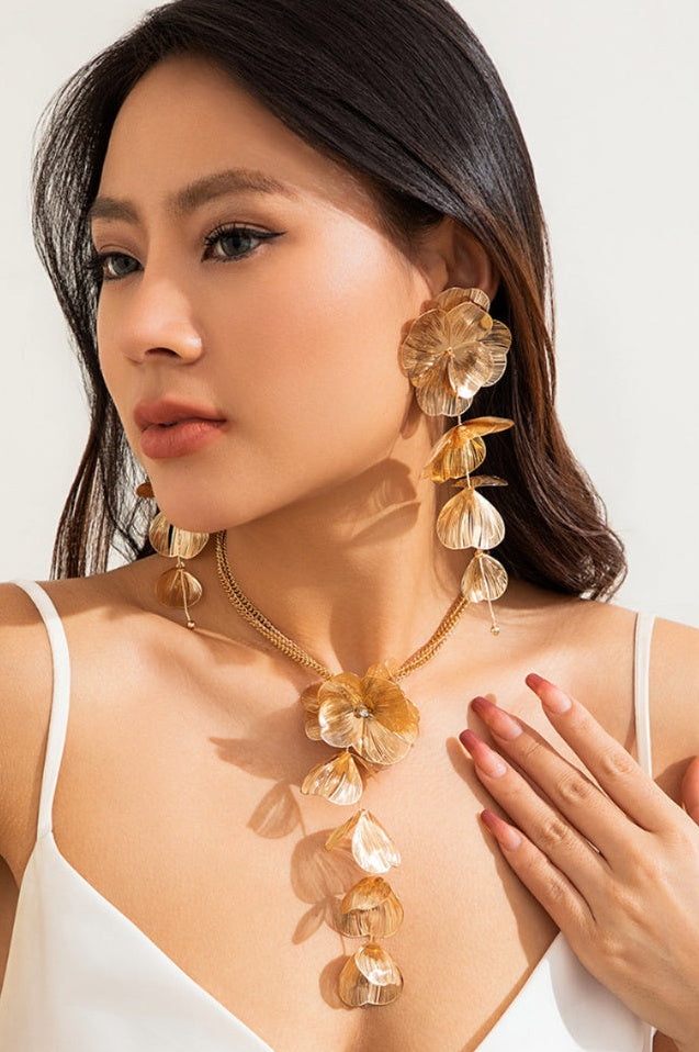 Ensemble de Boucles d'Oreilles et de Collier à Franges Florales